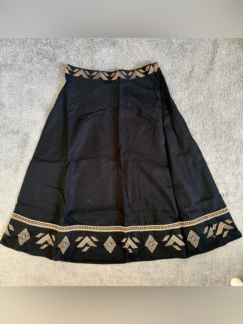 Banana Republic Black A-Line Midi Skirt with Beige Geometric Trim. Size 4.